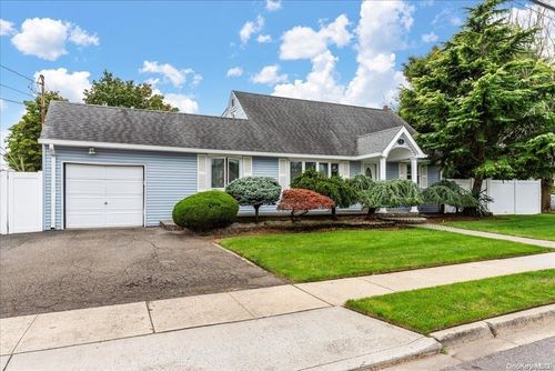 9 Balfour Dr, Bethpage, NY, 11714-5301 | Card Image