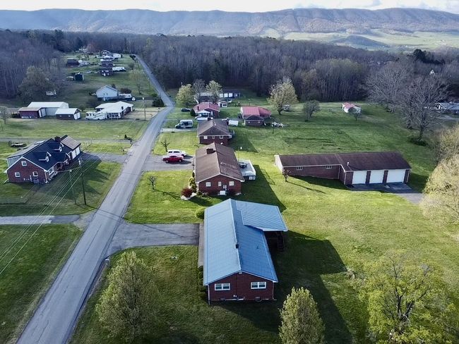 186 Summit Dr, Home with 3 bedrooms, 2 bathrooms and null parking in Peterstown WV | Image 4