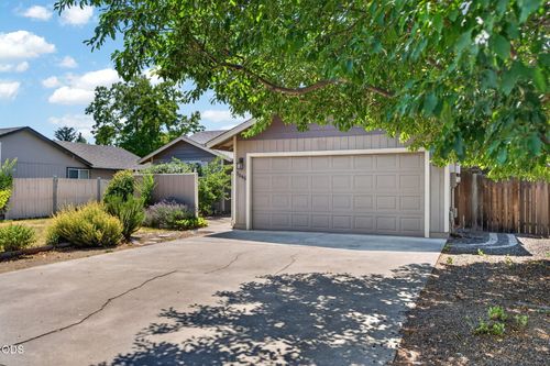 1545 Sw 17th St, Redmond, OR, 97756-3207 | Card Image