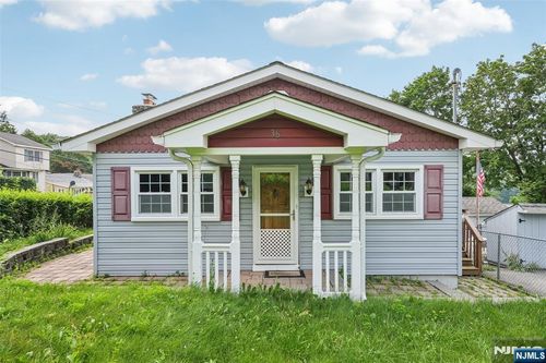 36 Hillside Ave, Stockholm, NJ, 07460-1132 | Card Image