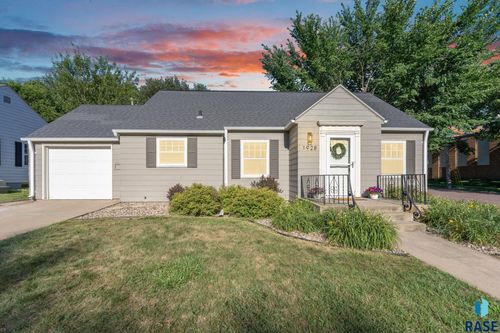 1928 S 4th Ave Avenue, Sioux Falls, SD, 57105-3027 | Card Image