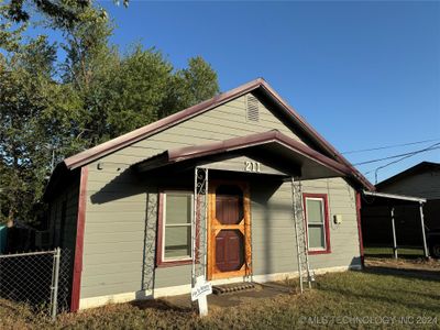 211 Nw 5th Street, House other with 3 bedrooms, 1 bathrooms and null parking in Checotah OK | Image 2