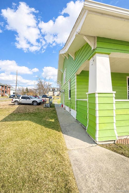 388 N Perry St, Pontiac, MI, 48342-2445 | Card Image