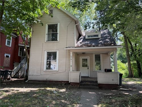 678 Upson St, Akron, OH, 44305-1521 | Card Image