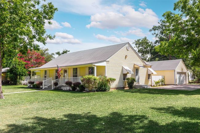 Shade trees and St. Augustine grass in front yard. | Image 5