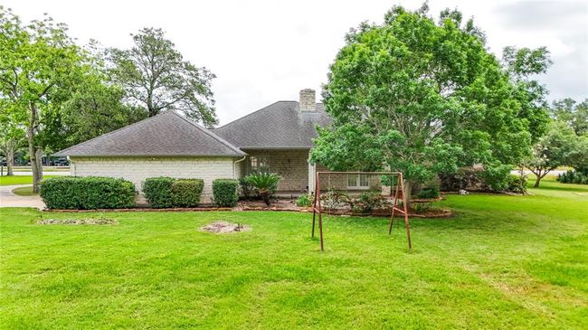 1212 W North St, House other with 3 bedrooms, 3 bathrooms and 2 parking in Louise TX | Image 43