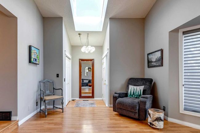 4 Strathwood Bay Sw, Home with 3 bedrooms, 2 bathrooms and 4 parking in Calgary AB | Image 2