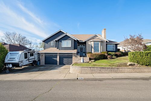 2739 Wilkshire Dr, Medford, OR, 97504-5734 | Card Image
