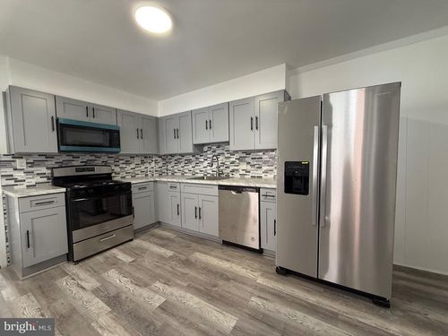 221 Cleveland St, BRISTOL, PA, 19007-4407 | Card Image