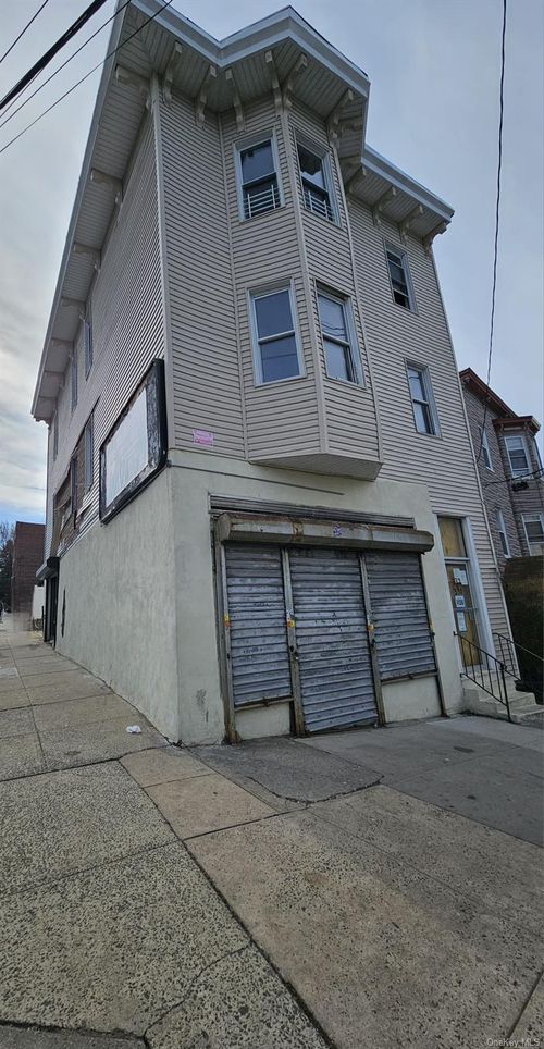 332 Walnut St, Yonkers, NY, 10701-3418 | Card Image