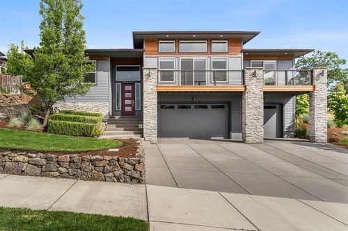 4461 Vista Pointe Dr, Medford, OR, 97504-8084 | Card Image