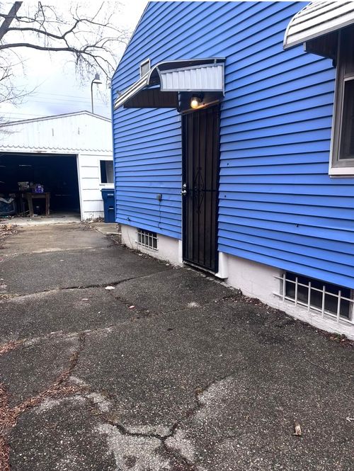 1710 Shamrock Ln, Flint, MI, 48504-2013 | Card Image