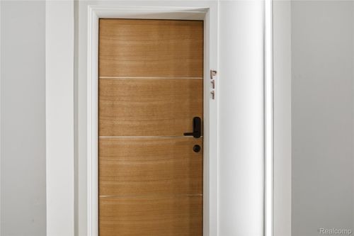 ph11-166 Oak St, Wyandotte, MI, 48192-5154 | Card Image