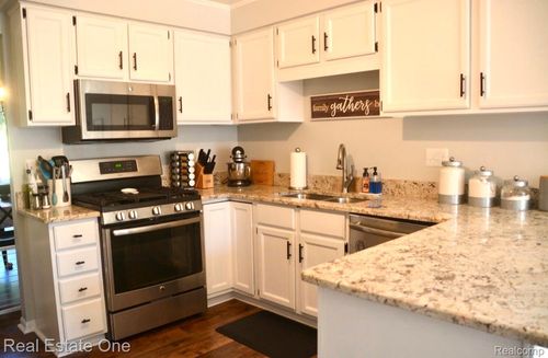 28-49617 Hamilton Ct, Shelby Township, MI, 48315-3935 | Card Image