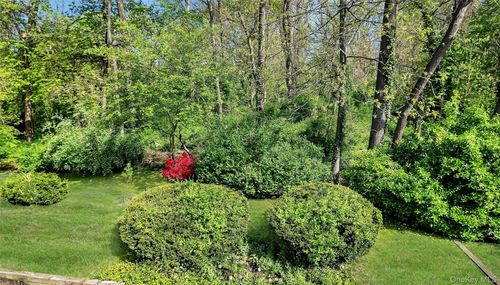 45-45 Windsor Gate Dr, New Hyde Park, NY, 11040-1062 | Card Image