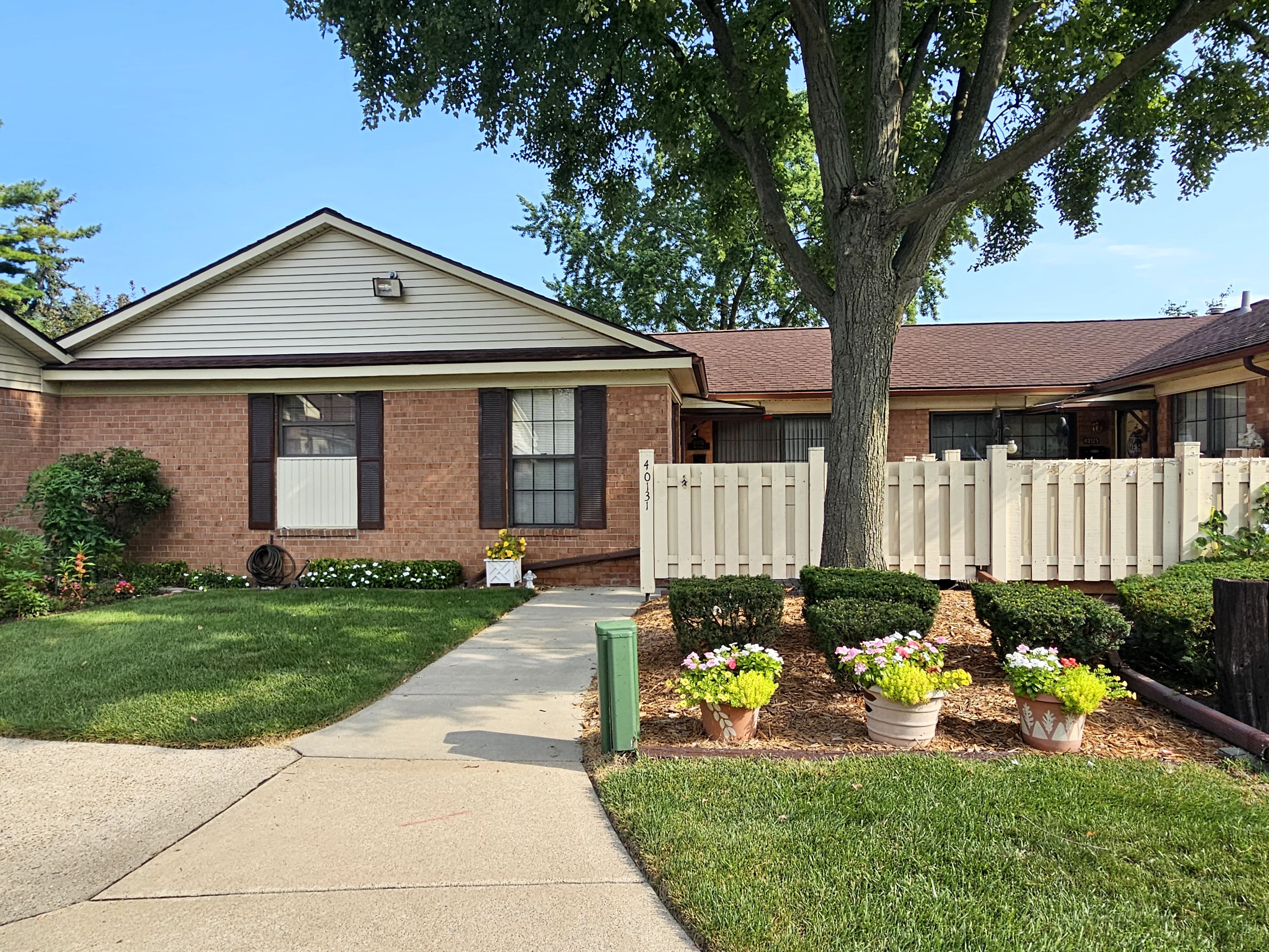 Newport Dr, Plymouth, MI 48170