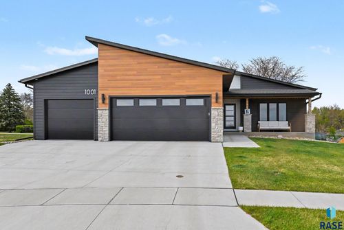 1001 S Moonlight Cir, Brandon, SD, 57005-1703 | Card Image