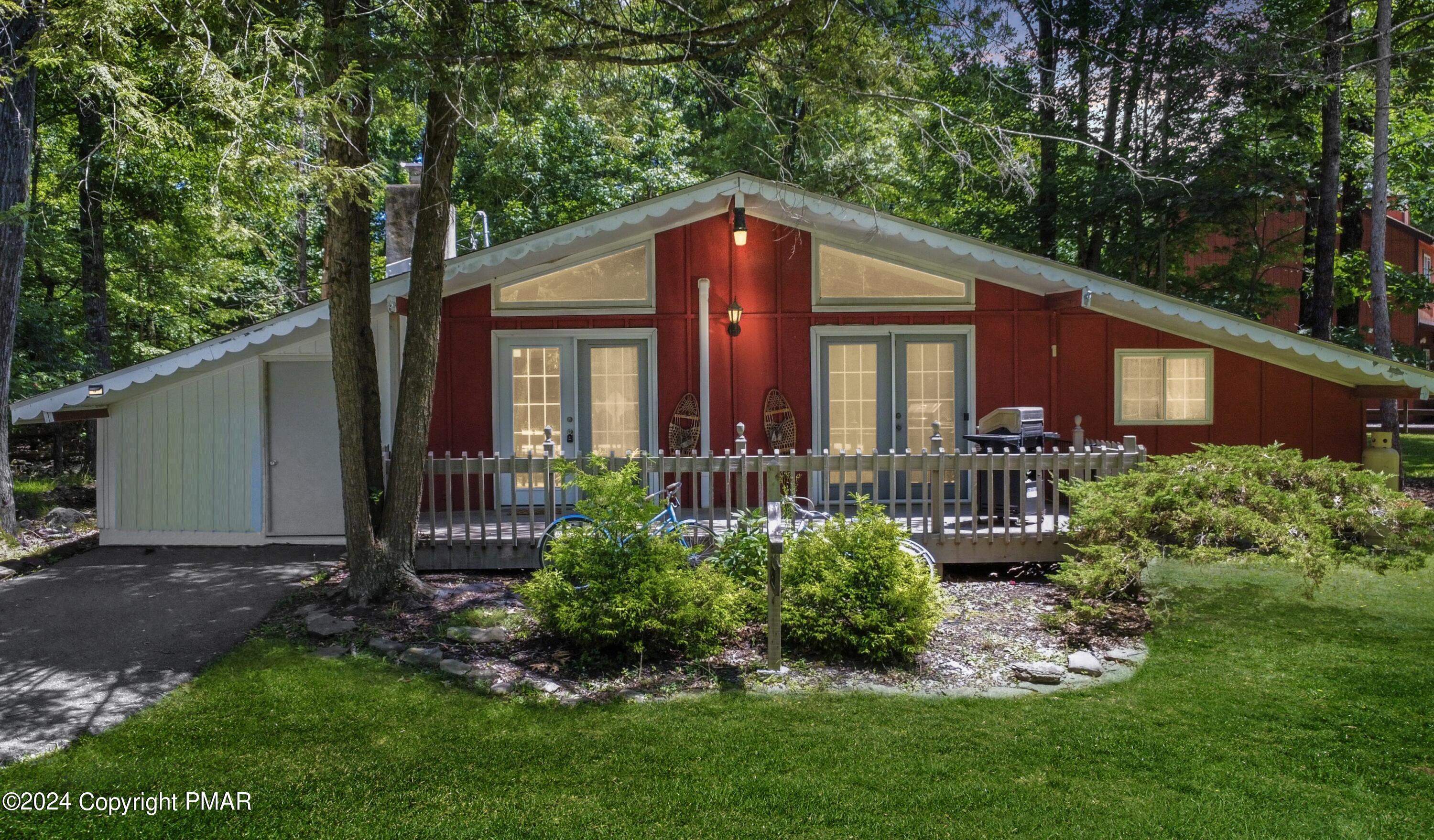 Camelback Ave, Henryville, PA 18332