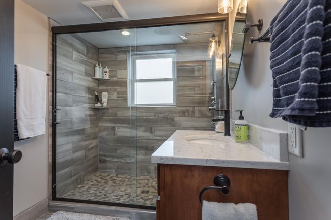 Cabin bath with spa shower | Image 55
