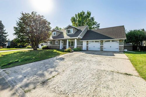 33 Fairway Dr, Lacombe, AB, T4L1R4 | Card Image