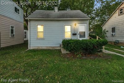 8087 Continental Avenue, Home with 2 bedrooms, 1 bathrooms and null parking in Warren MI | Image 1