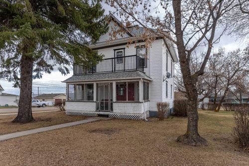 5037 48 Street, Home with 4 bedrooms, 1 bathrooms and 3 parking in Daysland AB | Card Image