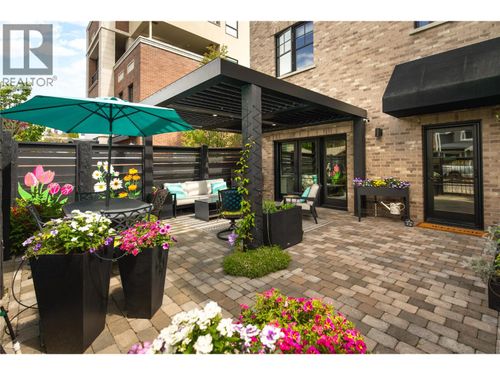 2691 Gore St, Townhouse with 2 bedrooms, 3 bathrooms and 2 parking in Kelowna BC | Card Image