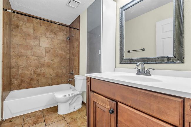 The common bathroom on the second floor features a single sink and a tub and shower combo. | Image 23