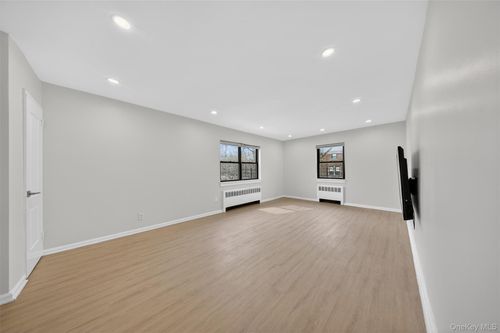 256b2-21910 75th Avenue, New York, NY, 11364 | Card Image