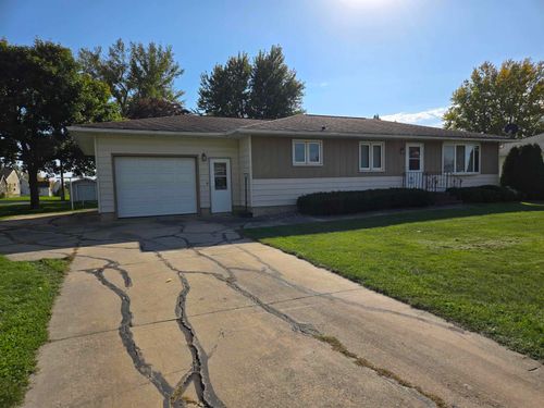 211 4th Ave Sw, Cresco, IA, 52136 | Card Image