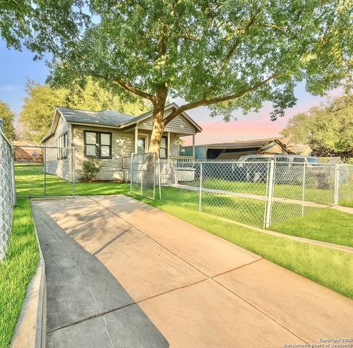 1327 Bailey Ave, San Antonio, TX, 78210-3733 | Card Image