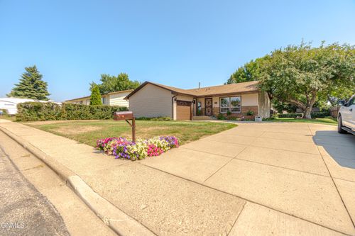 806 Johns Dr, Mandan, ND, 58554-3448 | Card Image