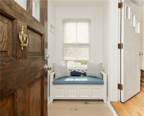 33 Slocum St, Newport, RI, 02840-3654 | Card Image