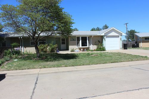 738 Greenbriar Cir, Salina, KS, 67401-7917 | Card Image