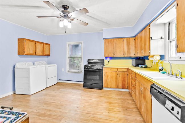 Large kitchen that is perfect for entertaining. | Image 12