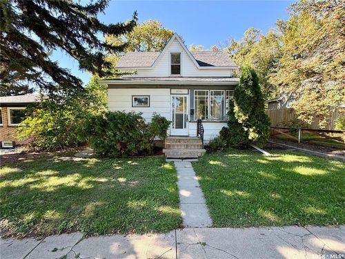 1014 6th Avenue Nw, Moose Jaw, SK, S6H0W2 | Card Image