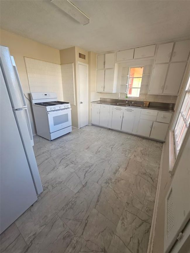 504 W Burleson St, House other with 4 bedrooms, 2 bathrooms and null parking in Wharton TX | Image 7