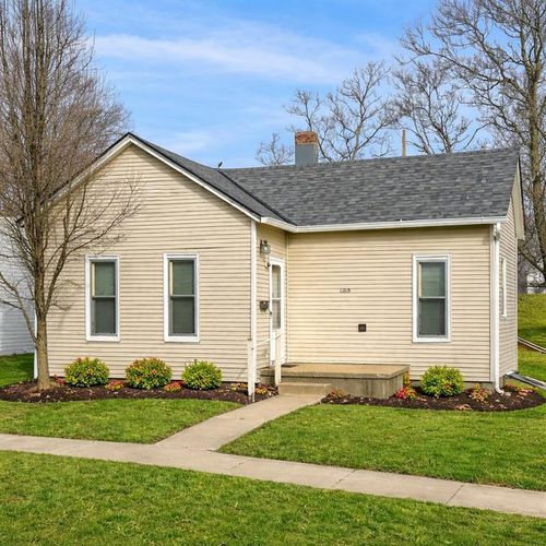 1215 E 4th St, Maryville, MO, 64468-1940 | Card Image