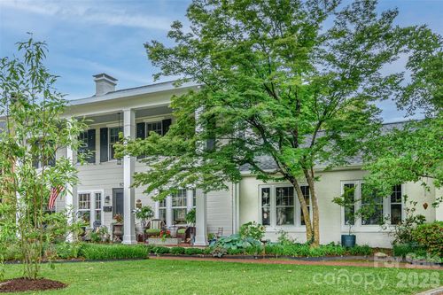 832 4th Ave W, Hendersonville, NC, 28739-4828 | Card Image