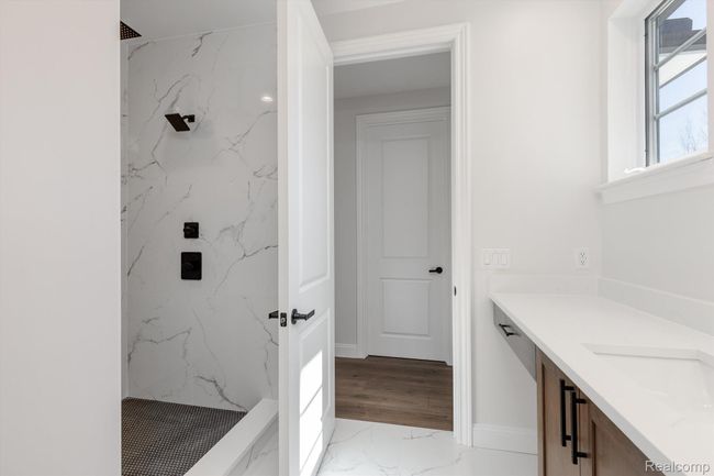 Primary Bathroom | Image 32