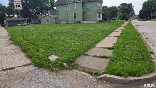 117 S Pine St, Davenport, IA, 52802-1757 | Card Image