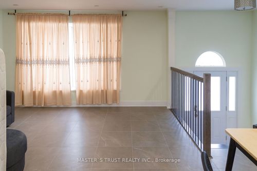 2 Chipwood Crescent, North York, ON, M2J3X7 | Card Image