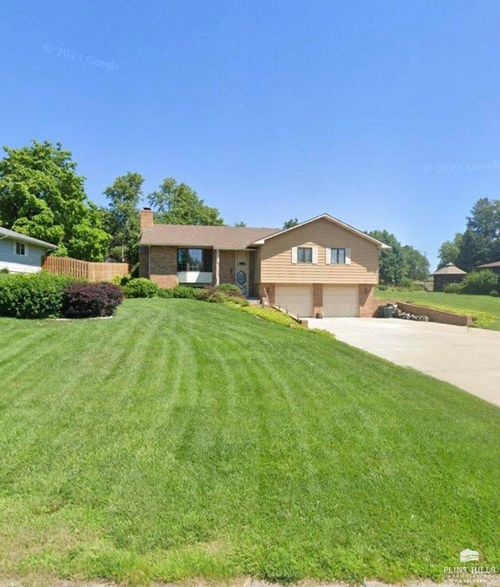 1433 Country Club Dr, Concordia, KS, 66901-3907 | Card Image