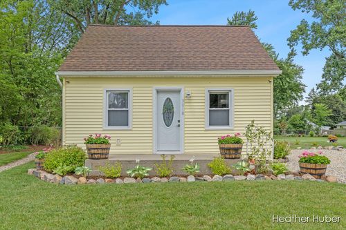 3018 Ingham St, Lansing, MI, 48911-1829 | Card Image