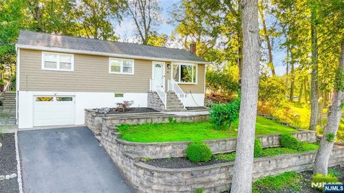 27 Minnehaha Boulevard, Oakland, NJ, 07436 | Card Image