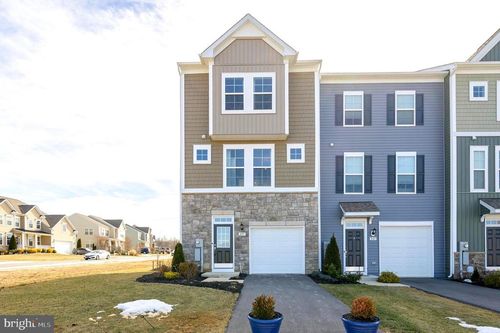 201 Hillsdale Pl, MARTINSBURG, WV, 25403-1828 | Card Image