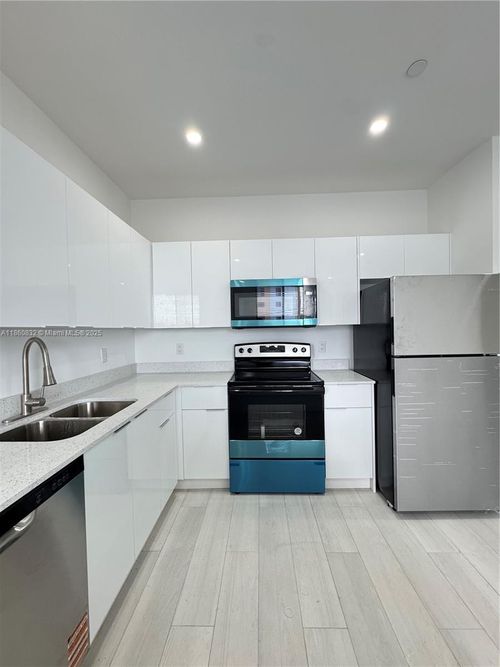 apt-401-909 E 24th St, Hialeah, FL, 33013-4247 | Card Image
