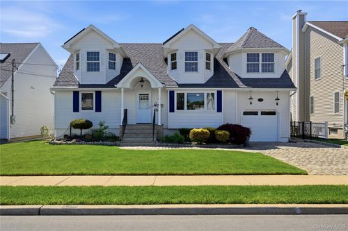 228 Atlantic Avenue, Oyster Bay, NY, 11762 | Card Image