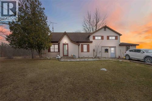 823 Holt Line, Port Lambton, ON, N0P2B0 | Card Image