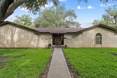 321 S Chambers Street, House other with 3 bedrooms, 2 bathrooms and 4 parking in Giddings TX | Image 2